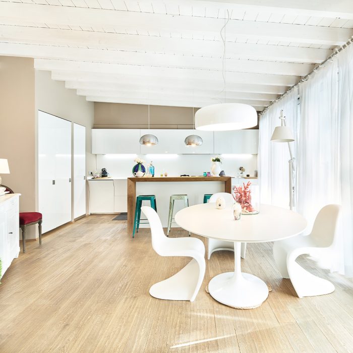 Progetto total look per un’abitazione moderna, informale e soprattutto accogliente.